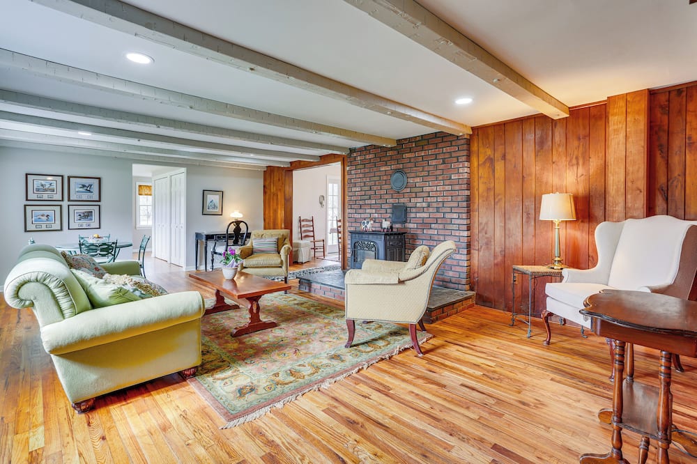 Historic Farmhouse in Layton w/ Deck! - Wallpack Center, NJ
