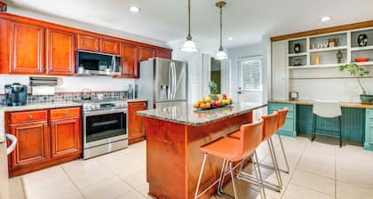 Chic Marietta Getaway w/ Fire Pit & Grill!