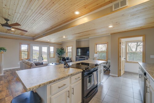 Pisgah Forest Retreat w/ Fire Pit, Grill & Views!