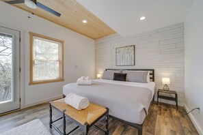 公寓 (1 Bedroom) | 1 多间卧室、笔记本电脑工作区、床单