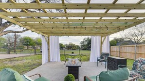 House (3 Bedrooms) | Interior - 1 Mi to Dtwn Waco! Lovely Home w/ Fire Pit Table (Waco)