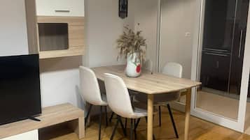 Appartement, 1 chambre | Aire de séjour | Téléviseur à écran plat