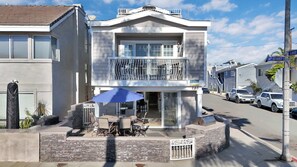 Outdoor dining - Beautiful beach house, 2 blocks to the sand (Newport Beach)