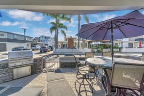 Outdoor dining - Beautiful beach house, 2 blocks to the sand (Newport Beach)