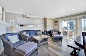 Una Smart TV, una chimenea, una oficina