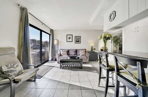 Smart TV, offices - Value 3bdr, 3 blocks to the Beach: 303 35th A (Newport Beach)