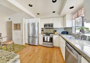 冰箱、微波炉、烤箱、炉灶