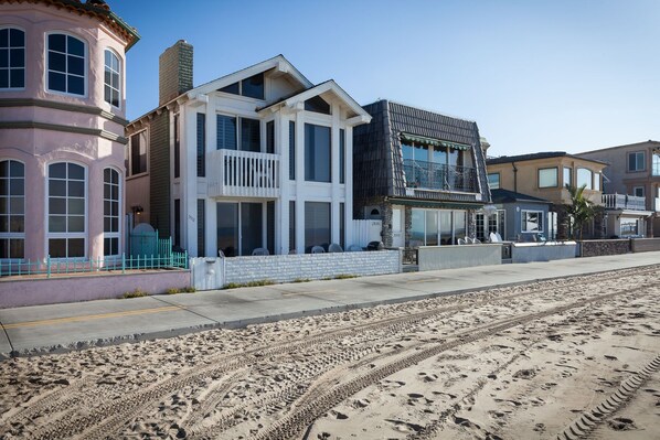 Exterior - Beachy Bottom Unit on the Sand (Newport Beach)