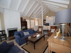 Smart TV, fireplace, offices - 4 Bdr Beachfront Upper Unit W/ Ocean Views: 3112 (Newport Beach)