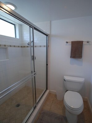 Sèche-cheveux, serviettes fournies