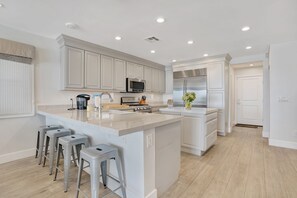 冷蔵庫、電子レンジ、オーブン、コンロ