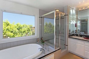Dusche, Haartrockner, Handtücher, Shampoo
