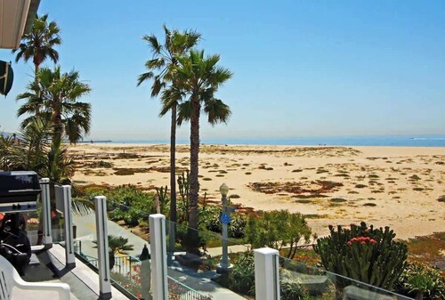 Beachfront House with Balboa Pier and Catalina Views in Newport Beach
