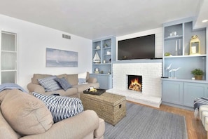 Smart TV, chimenea y oficina