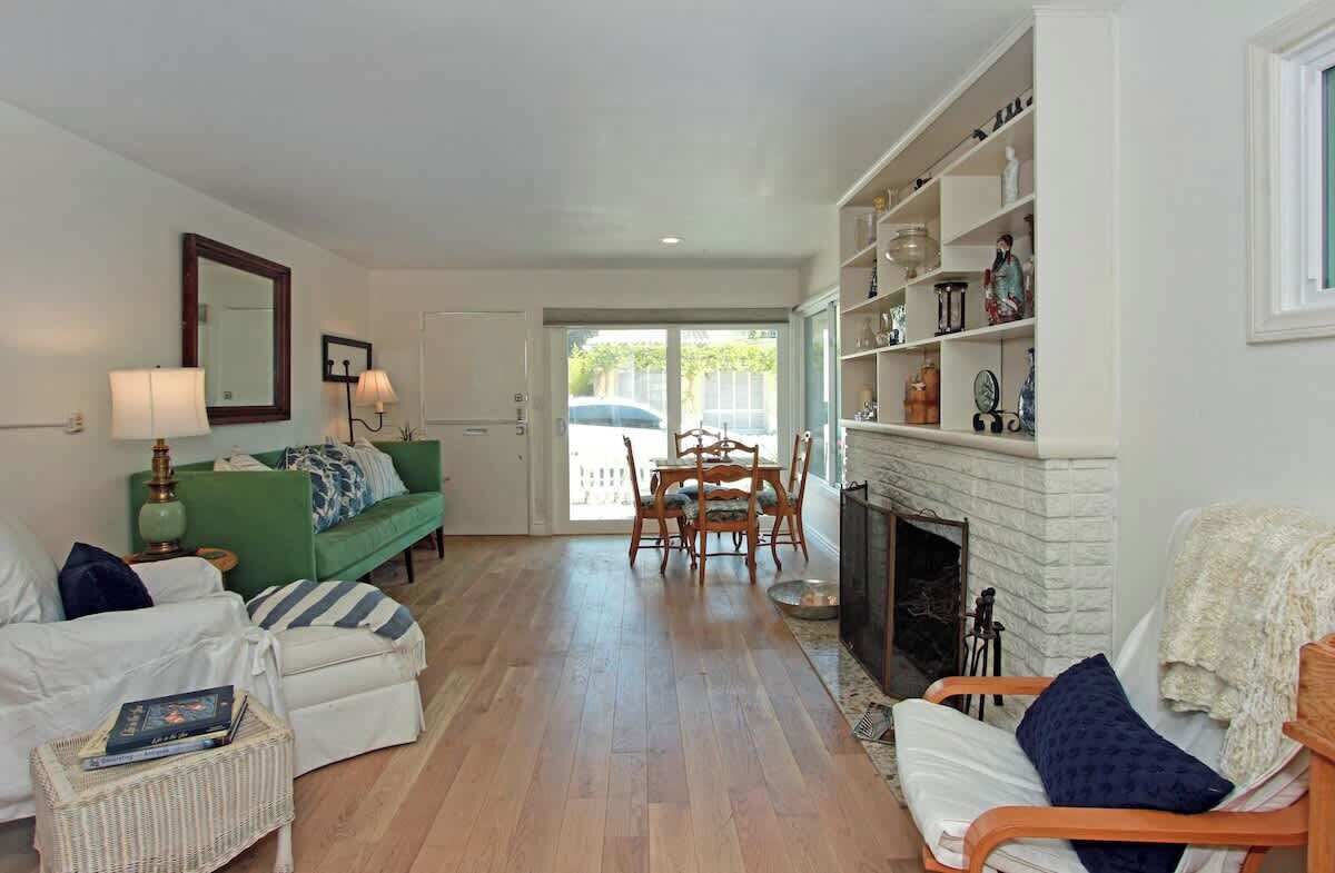 Una Smart TV, una chimenea, una oficina