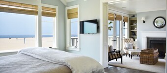 Luxury Oceanfront Home - Multiple Beachfront Decks - Spacious, Modern Living