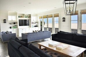 スマートテレビ、暖炉、書斎 / ワークスペース