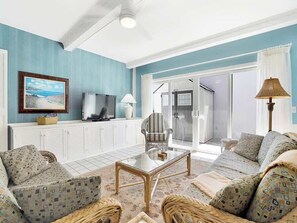 Smart-tv, een open haard en een kantoor