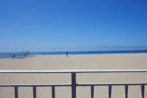 På stranden