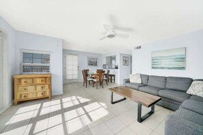 Smart-TV, Kamin, Arbeitsbereiche