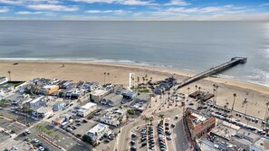 On the beach - 2010 W oceanfront | Next To The Newport Pier w/Ocean View Deck (Newport Beach)