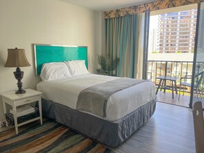 Escritorio, tabla de planchar con plancha, wifi gratis y ropa de cama 