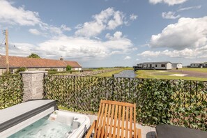 Outdoor spa tub - Lodge No 10 | St Andrews Lodge Park (Strathkinness)