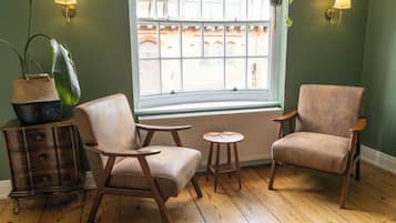 24-inch Smart TV with satellite channels, Netflix, streaming services