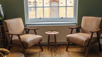 24-inch Smart TV with satellite channels, Netflix, streaming services