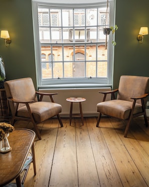 Smart TV 24 polegadas com canais via satélite, Netflix