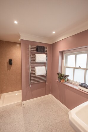 Deluxe Double Room (The Duchess) | Bathroom | Shower, rainfall showerhead, hair dryer, towels