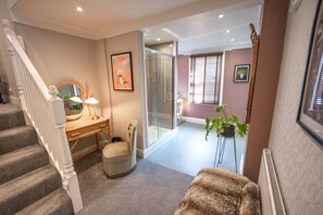 Deluxe Suite (The Queen) | Bathroom