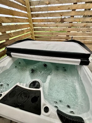 Outdoor spa tub - Friendly City Stay! HOT TUB, NEW LISTING!  (Harrisonburg)