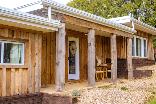 Friendly City Stay! HOT TUB, NEW LISTING! 