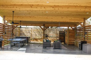 Outdoor dining - Friendly City Stay! HOT TUB, NEW LISTING!  (Harrisonburg)