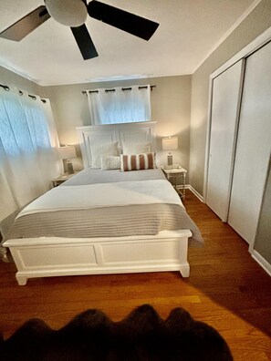 3 bedrooms, free WiFi, bed sheets - Friendly City Stay! HOT TUB, NEW LISTING!  (Harrisonburg)