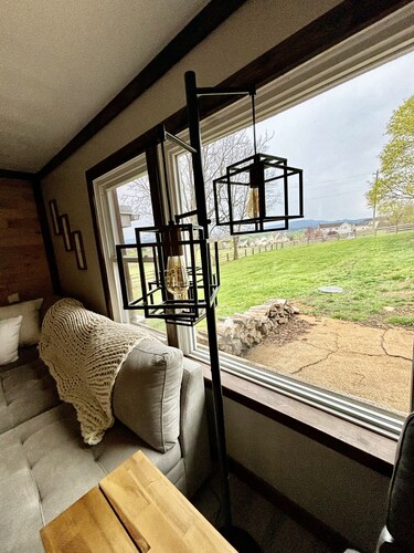 Friendly City Stay! HOT TUB, NEW LISTING! 