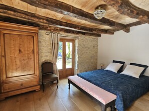 3 chambres, bureau, fer et planche à repasser, lit parapluie