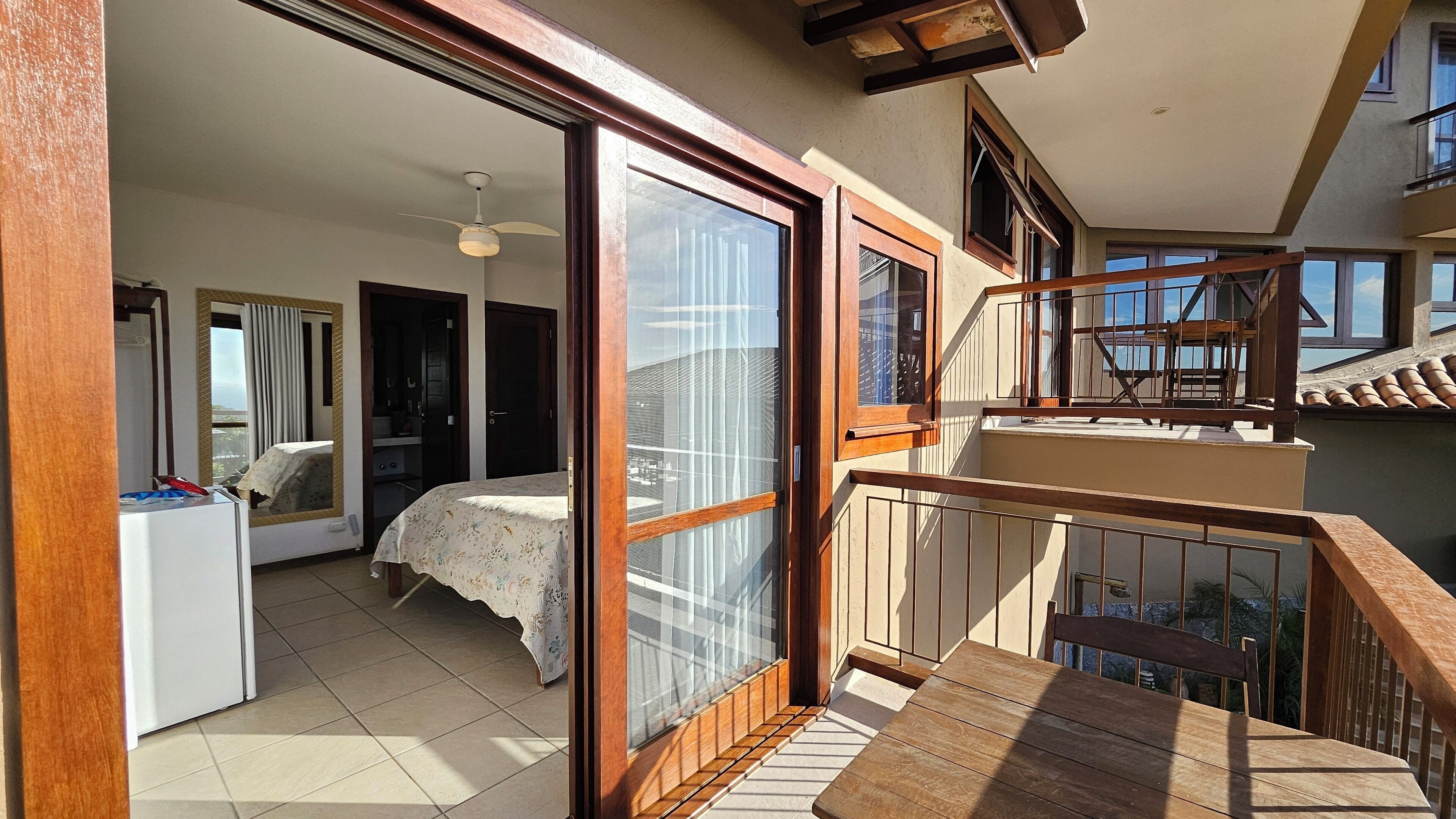 Suite superior, vista al mar | Minibar, cortinas blackout, tabla de planchar con plancha y wifi gratis 