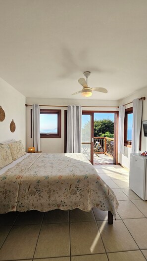 Suite superior, vistas al mar | Minibar, cortinas opacas, tabla de planchar con plancha y wifi gratis