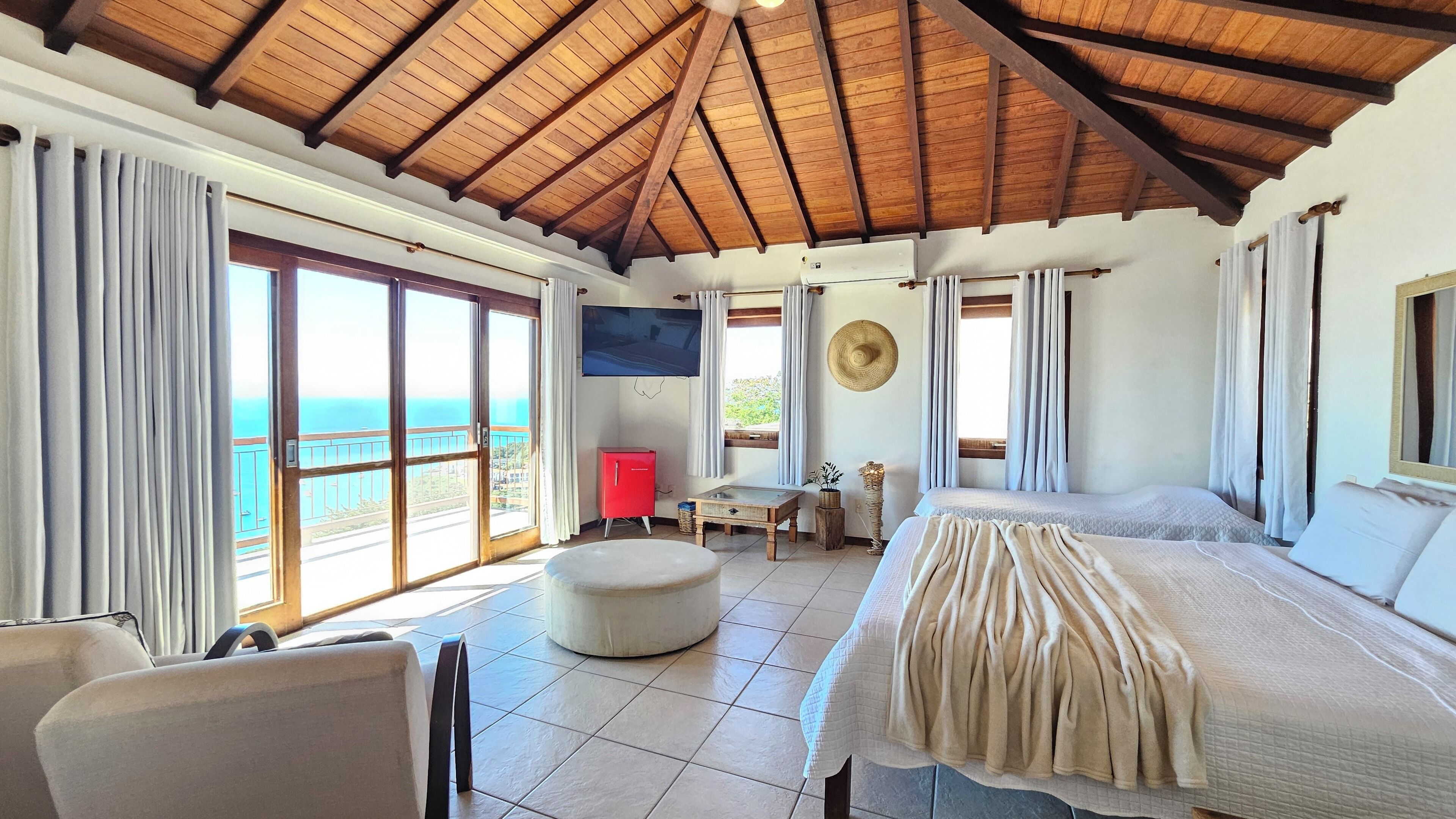 Phòng Suite Deluxe, quang cảnh biển | Minibar, màn/rèm cản sáng, bàn ủi/dụng cụ ủi quần áo 