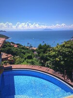 Piscina all'aperto, con ingresso dalle 10:00 alle 20:00, lettini