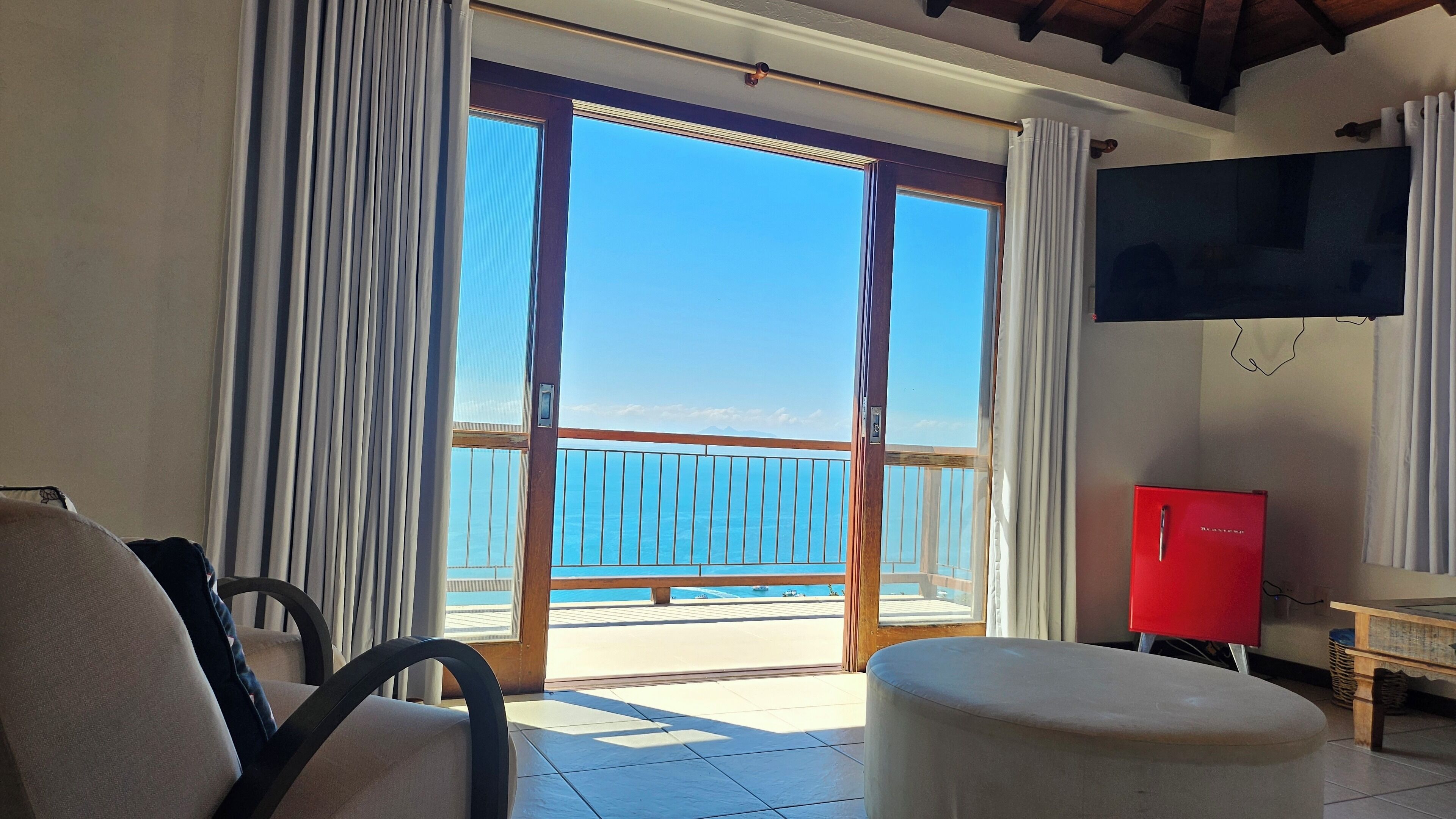 Deluxe suite, uitzicht op zee | Een minibar, verduisterende gordijnen, een strijkplank/strijkijzer