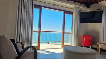 Deluxe suite, uitzicht op zee | Een minibar, verduisterende gordijnen, een strijkplank/strijkijzer