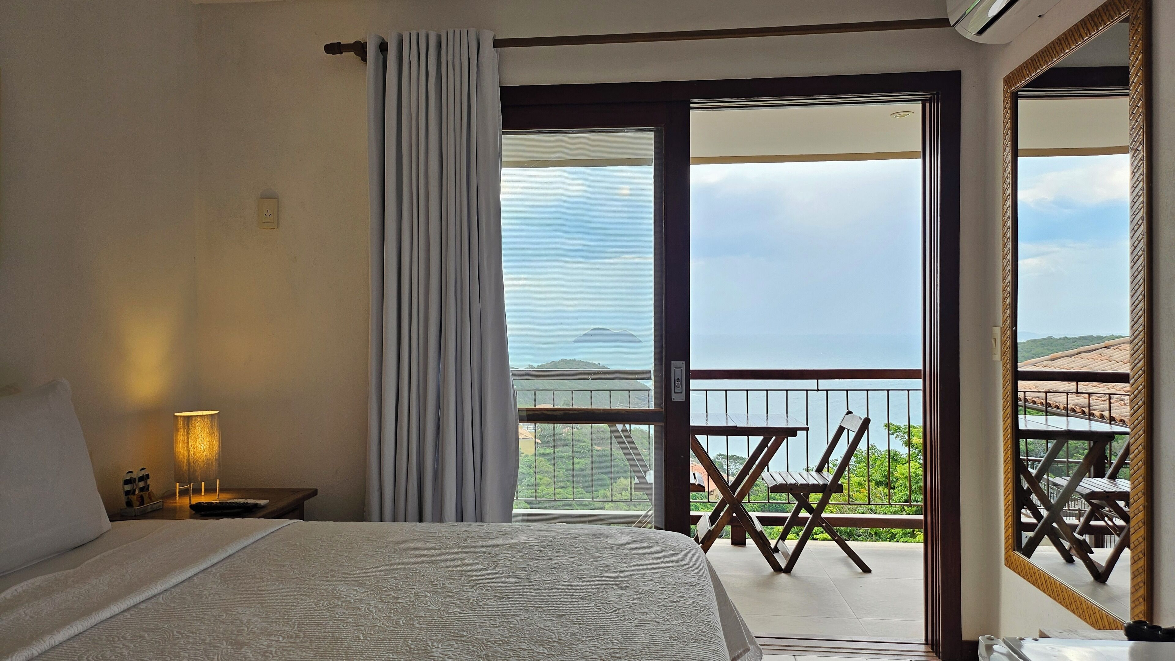 Suite superior, vista al mar | Minibar, cortinas blackout, tabla de planchar con plancha y wifi gratis 