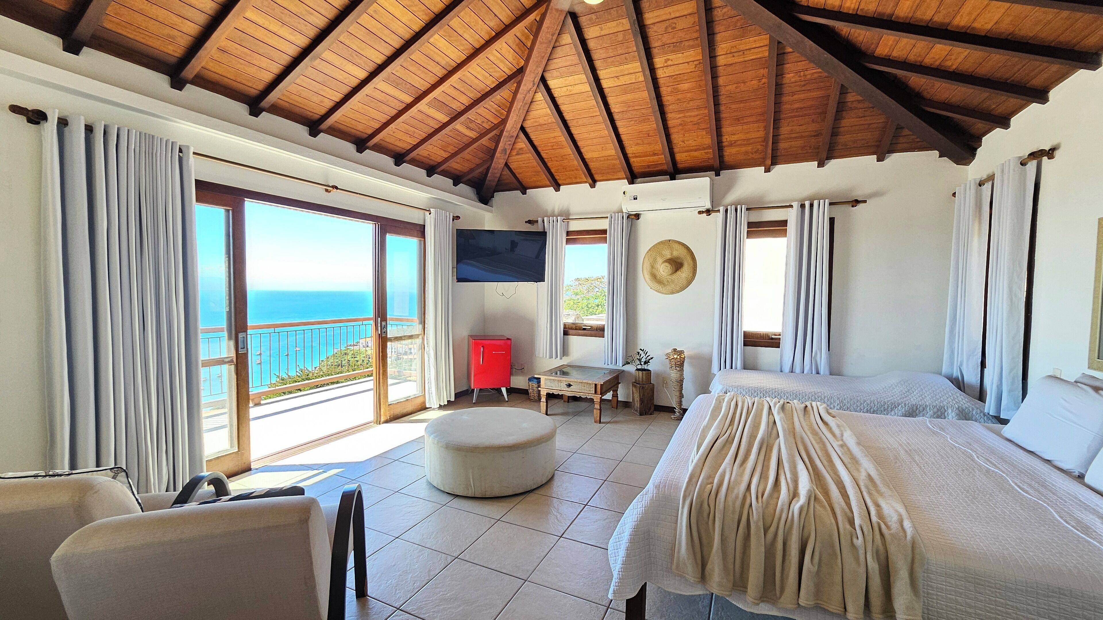 Deluxe suite, uitzicht op zee | Een minibar, verduisterende gordijnen, een strijkplank/strijkijzer