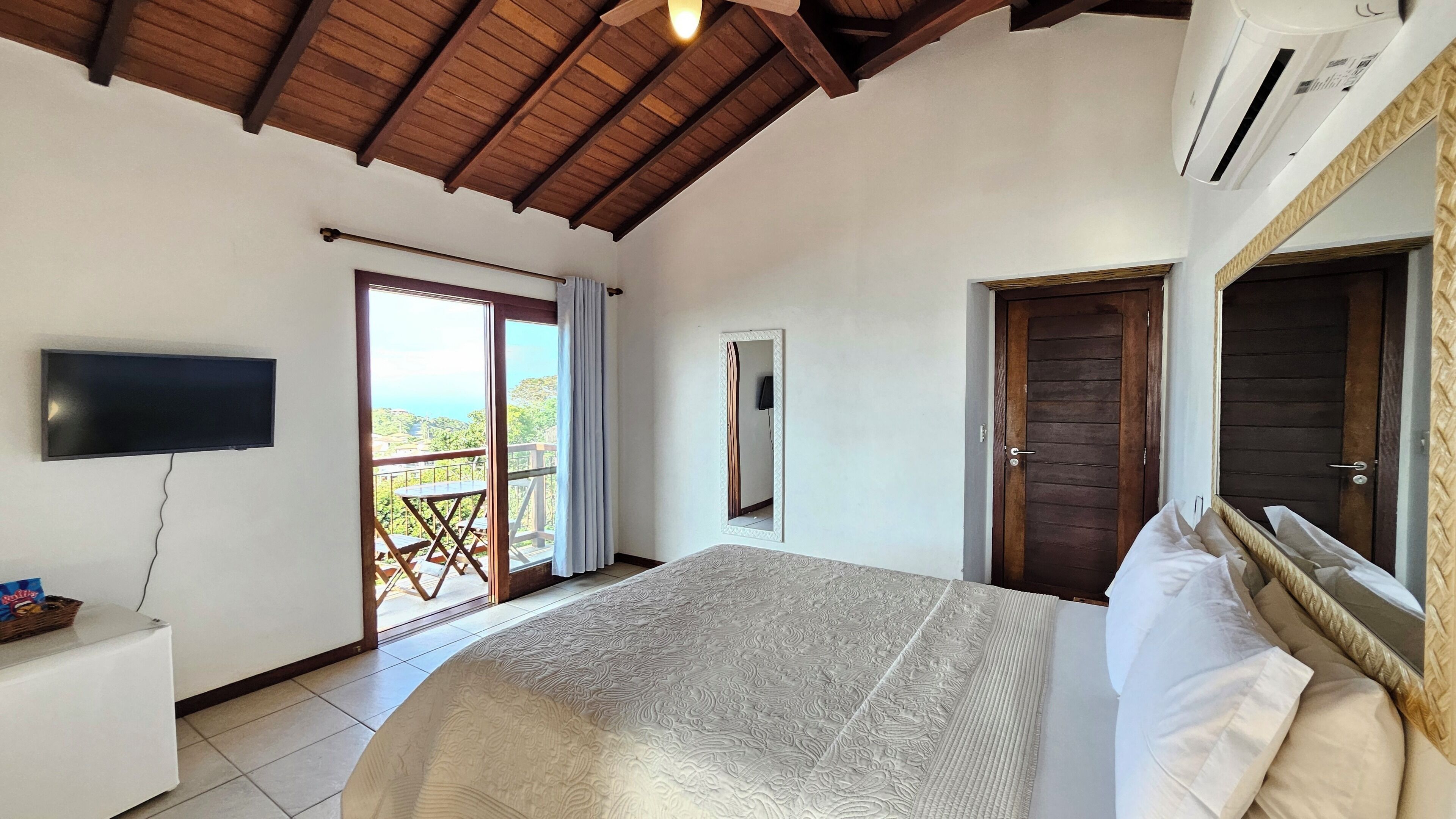 Suite superior, vista al mar | Minibar, cortinas blackout, tabla de planchar con plancha y wifi gratis 