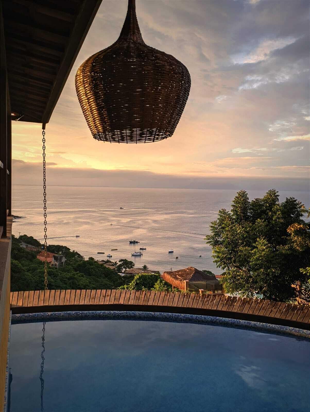 Una piscina al aire libre, sillones reclinables de piscina