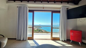 ห้องดีลักซ์สวีท, วิวทะเล | มินิบาร์, ผ้าม่านกันแสง, เตารีด/โต๊ะรีดผ้า, Wi-Fi ฟรี