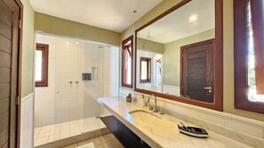 Suite Deluxe, vistas al mar | Baño | Ducha, secador de pelo, toallas y jabón
